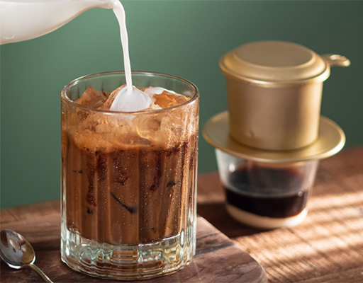 Cà phê sữa đá -  Thức uống tự hào của người dân Việt